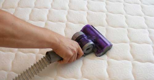 vacuuming-mattress-for-dust-mites